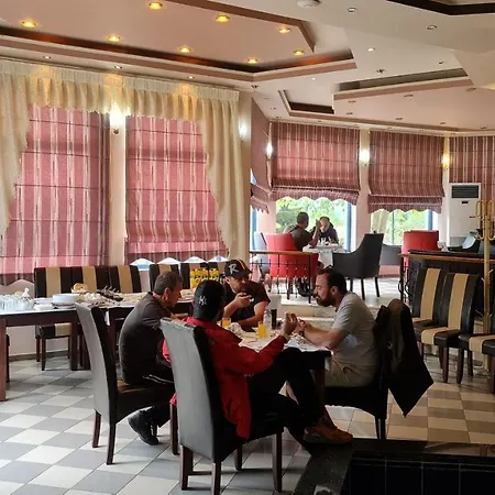 Parku I Palmave فندق 3*