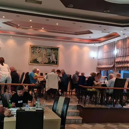 Parku I Palmave فندق 3*